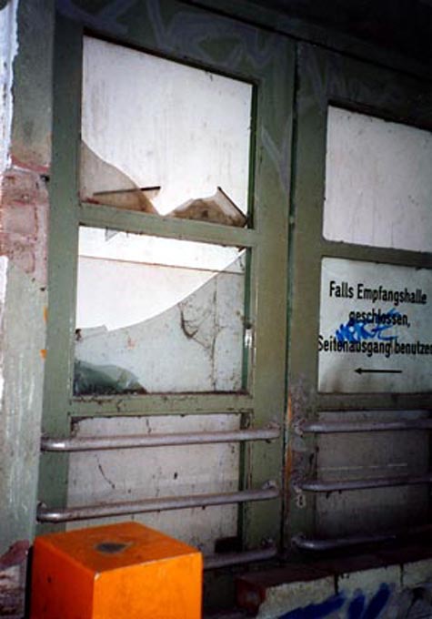 Eingang vom Bahnsteig
